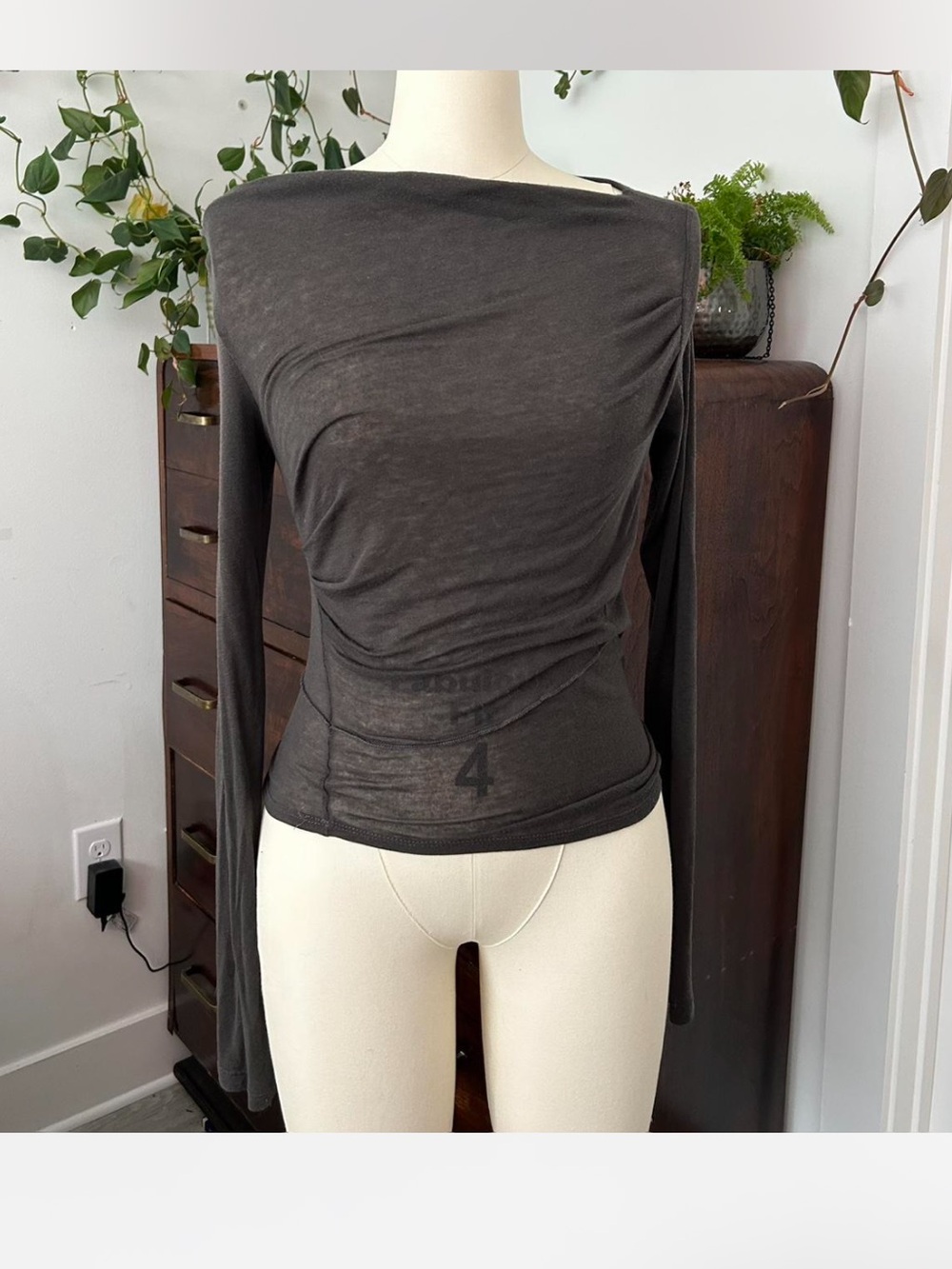 Geel drew long sleeve asymmetrical top